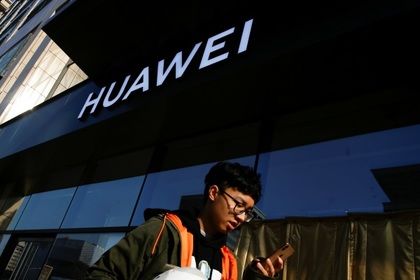 Сотрудники Huawei использовали смартфон конкурентов и поплатились.