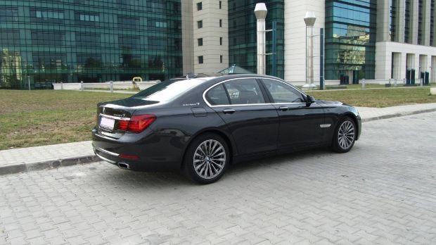 Automobilul de model ”BMW” cu nr. ”RMP 006” a fost parcat neregulamentar. Foto: jurnalul.ro