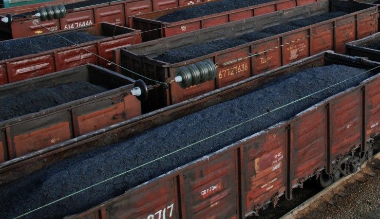 По предварительным данным, повреждены опоры контактной сети и 300 метров железнодорожного полотна.
