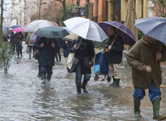 Meteorologii anunţă Cod Galben de ploi puternice. Avertizarea va intra în vigoare începând de astăzi la ora 18:00 şi se va menţine până mâine la ora 21:00.