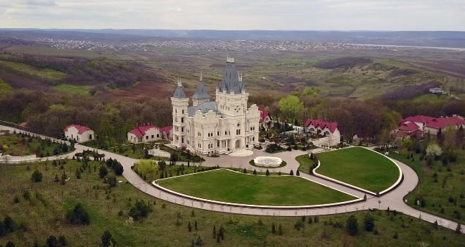 В Сети появилось видео особняка Стати, снятое с дрона.