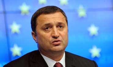Vlad Filat: "Şi aici chiar avem nevoie de o solidaritate şi să nu ne împărţim, unii la guvernare, alţii în opoziţie."