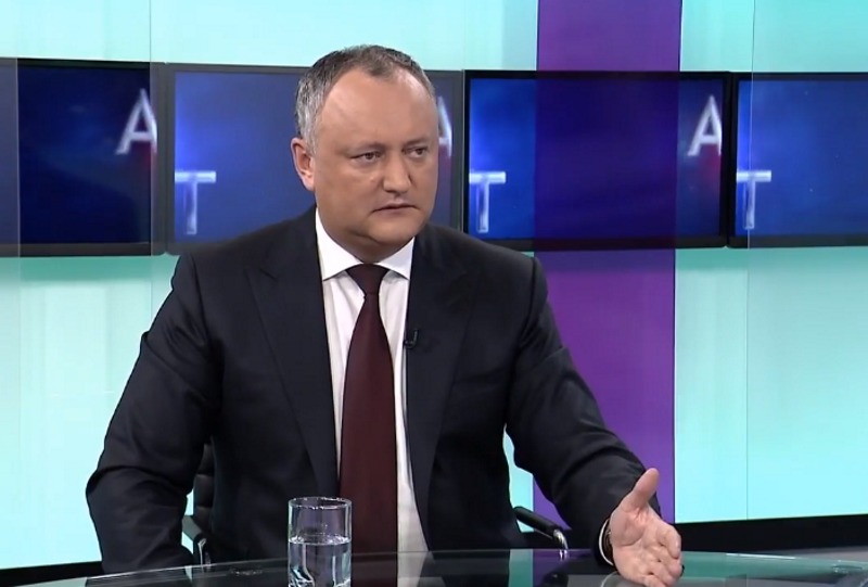 Игорь Додон отметил, что после того, как Траян Бэсеску получил пинки от избирателей в соседней стране, он решил навести порядок в Молдове.