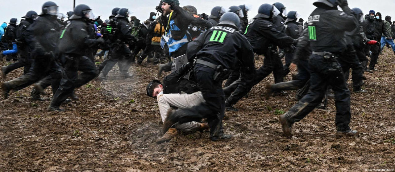 На протестах экоактивистов в ФРГ пострадали 70 полицейских.