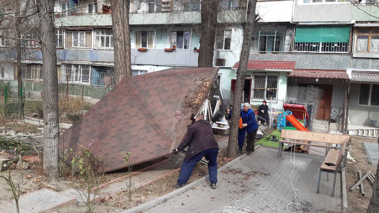 В столице продолжается снос незаконно установленных конструкций