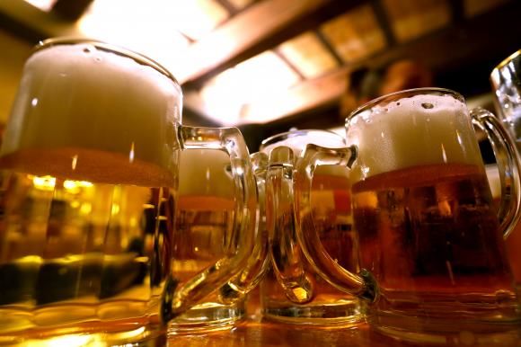 Pentru a combate risipa alimentară, o companie transformă pâinea în bere. 