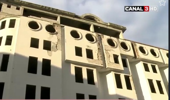 Проверив здание, правоохранители нашли на пятом этаже труп.