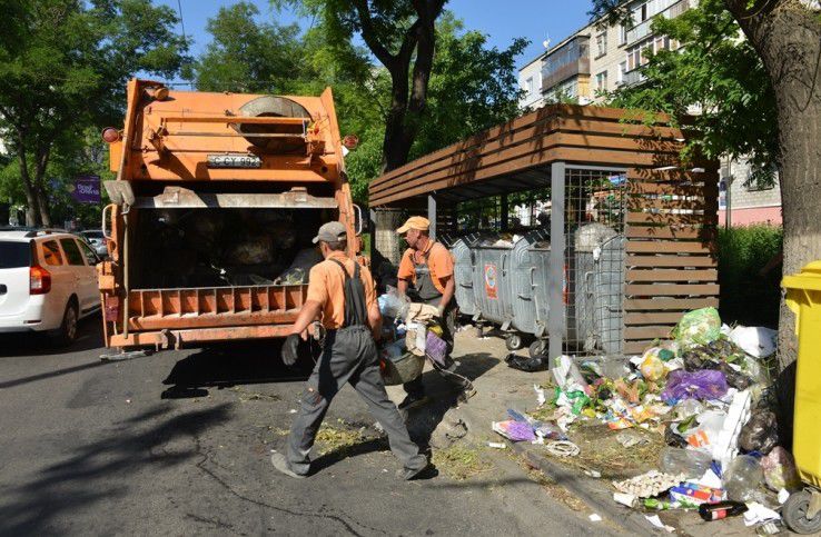 De câteva zile Chișinăul se confruntă din nou cu problema gunoiului, tomberoanele și locurile din preajma acestora fiind pline cu sacoșe de deșeuri menajere, după ce nu au mai fost golite de cel puțin o săptămână.