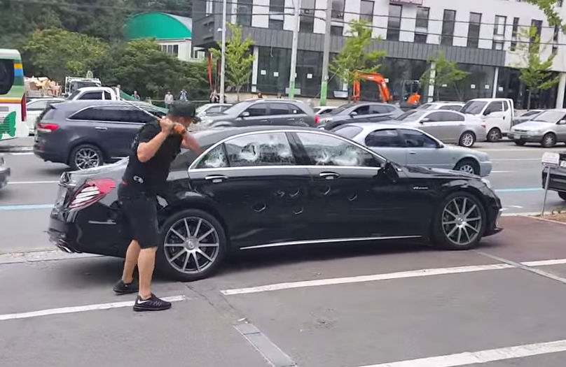 Недовольство мужчины было вызвано как состоянием Mercedes S63, так и поведением сотрудников автоцентра.
