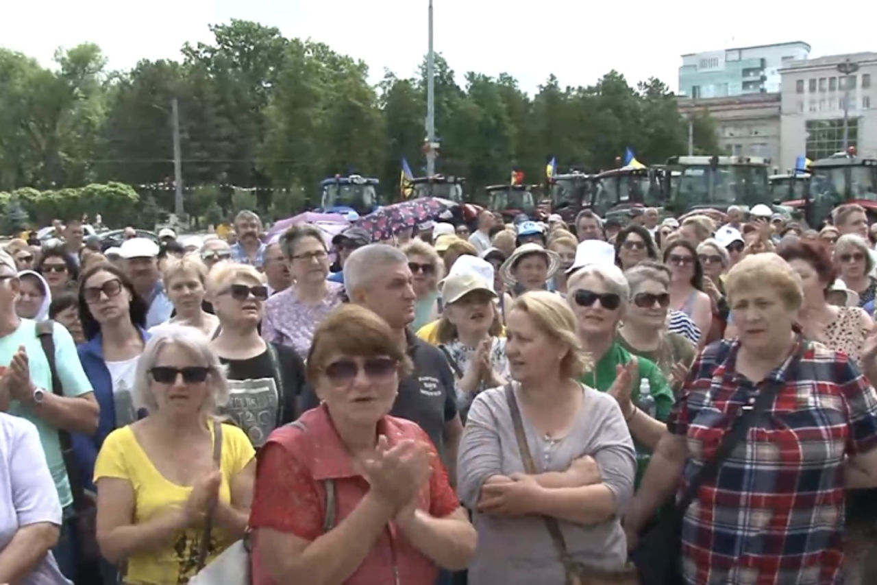 Владельцы патентов протестуют перед Офисом народного адвоката.
