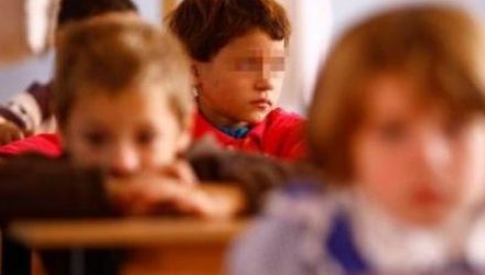 Între timp, locuitorii satului Cuşmirca se tem să-şi trimită copiii la şcoală de frică să nu le aducă păduchi acasă. 