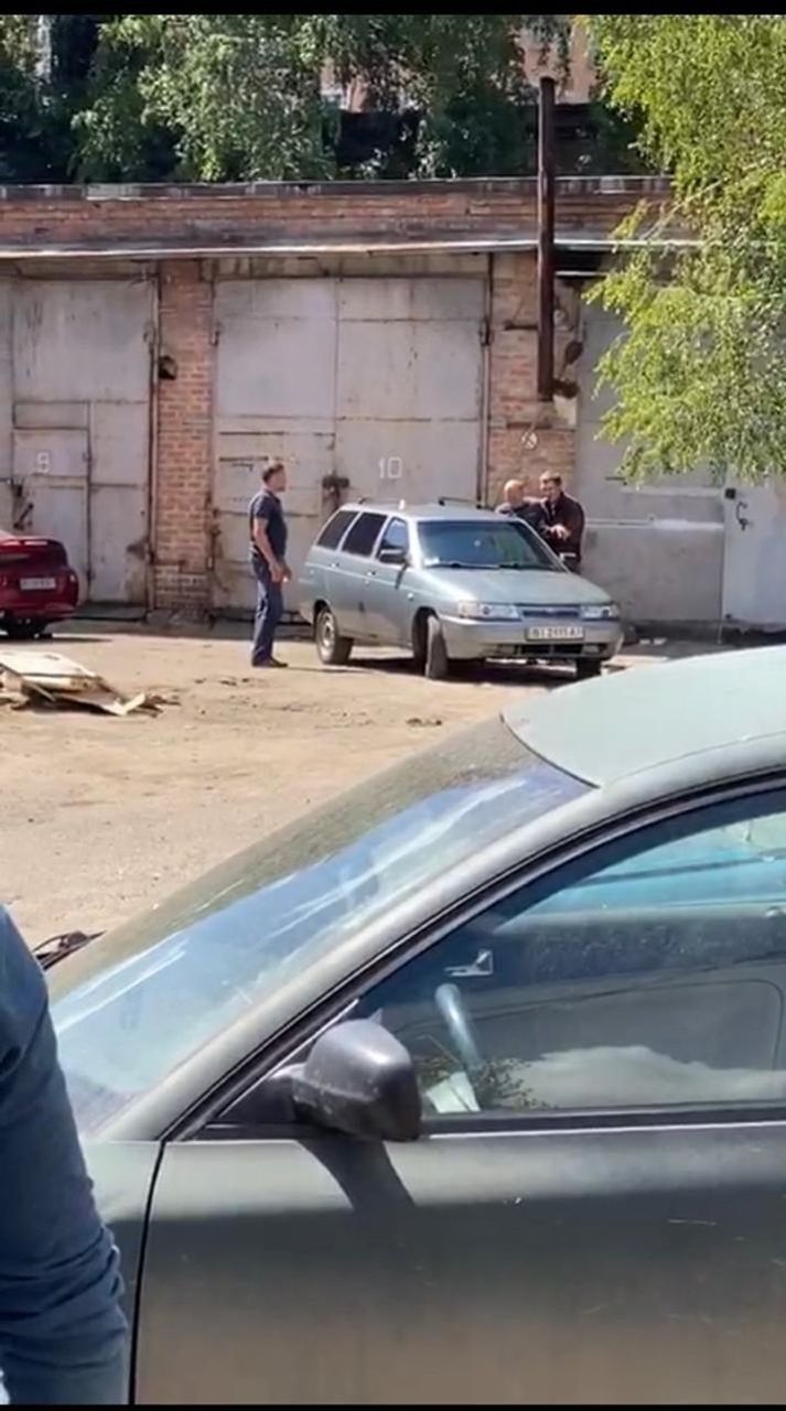 Сейчас с преступником продолжают вести переговоры.