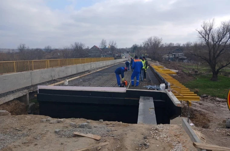 Ремонт моста на автотрассе Делакэу - Бульбоака идет полным ходом.