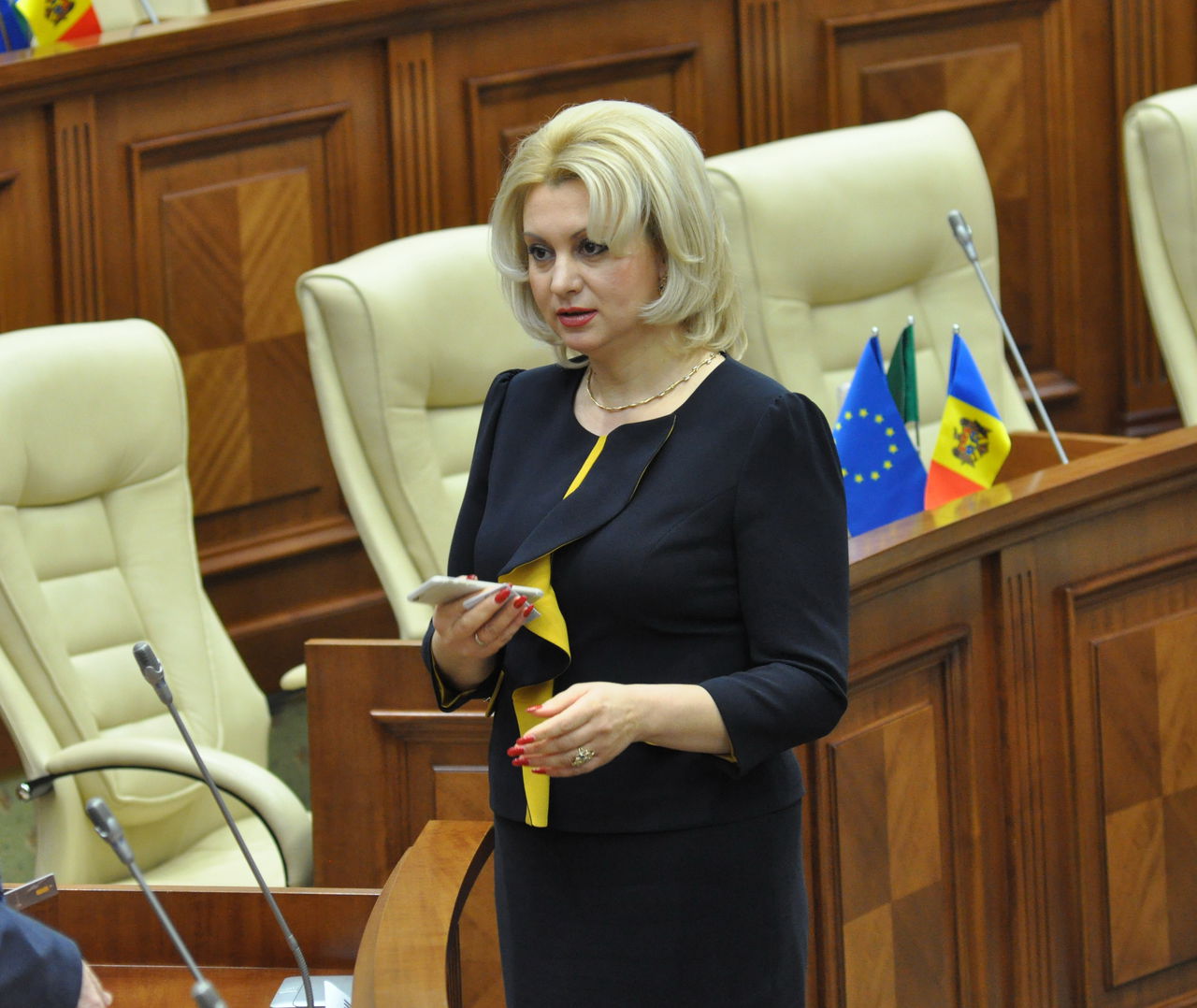 Un grup din 14 deputaţi comunişti părăsesc fracţiunea.