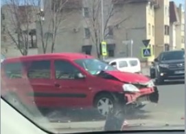 O mașină Dacia și alta Kia s-au ciocnit violent la intersecția străzilor Hâjdeu și Alecsandri. Foto: facebook.com
