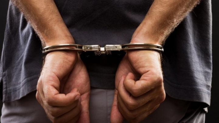 Un bărbat este cercetat penal pentru procurarea şi vânzarea ilegală a armelor şi muniţiilor. Foto: b365.ro
