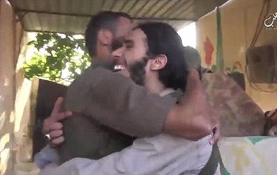 Чтобы отправиться на самоподрыв, террористу нужно было угадать, в какой руке его сослуживец держит камень.