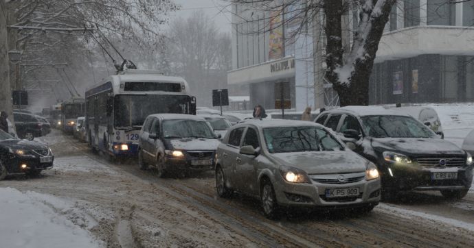Primăria Chişinău informează că la această oră se circulă pe toate străzile municipiului, în condiţii de iarnă.