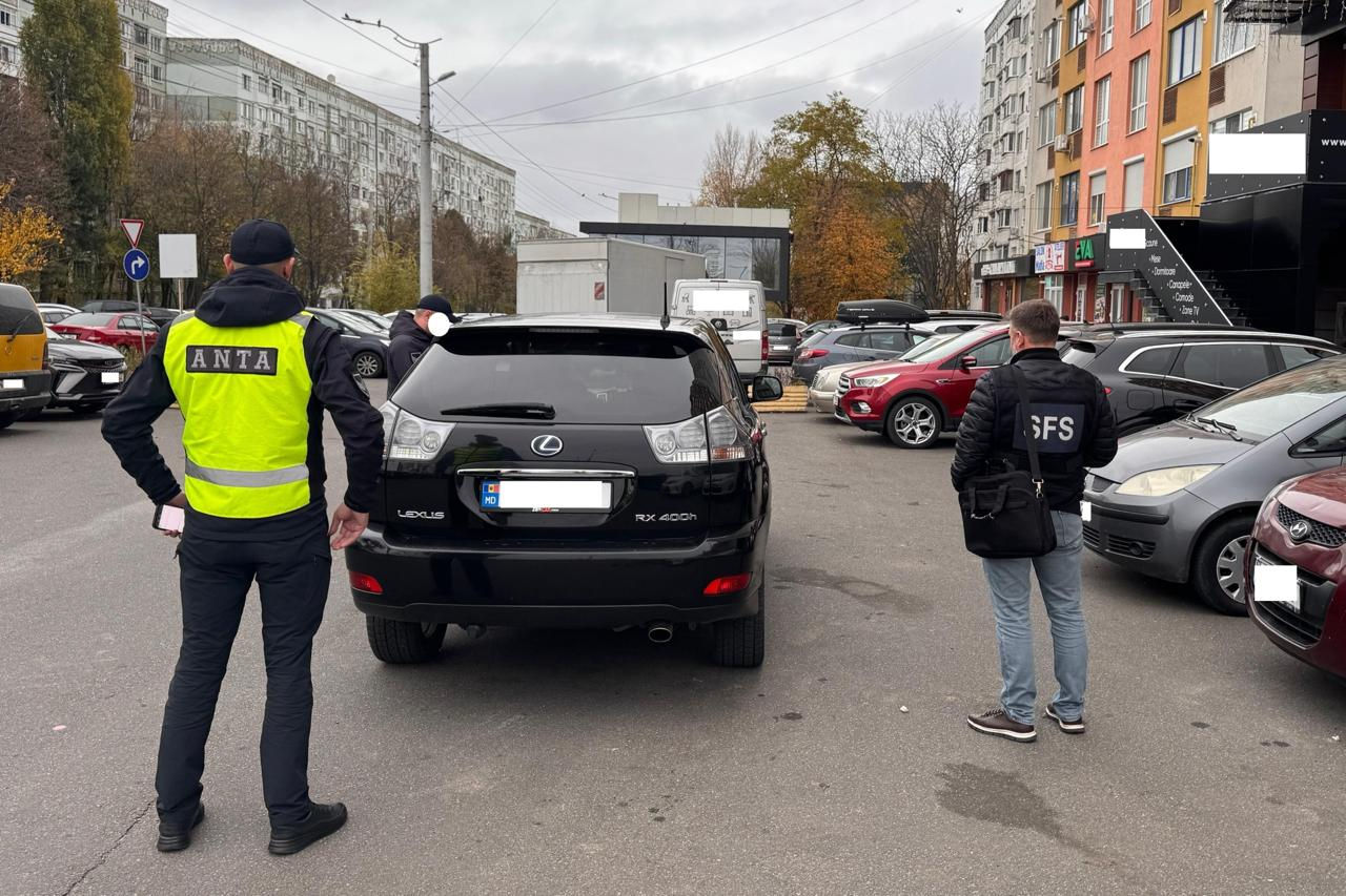 Taximetriști ilegali, sancționați cu amenzi de peste 28.000 de lei în Chișinău.
