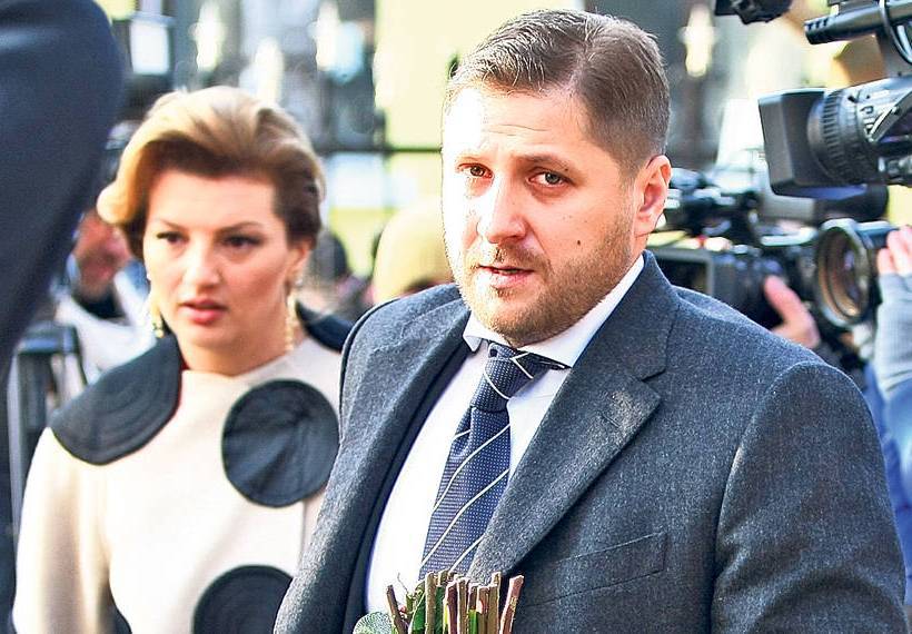 Раду Петр Прикоп, второй супруг старшей дочери президента, является адвокатом и происходит из богатой семьи.
