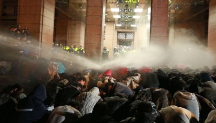 Forţele de ordine taiwaneze au arestat 32 de persoane, iar doi manifestanți au fost răniți.