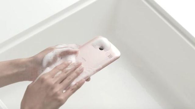 Compania japoneză Kyocera a lansat un model de smartphone pe care îl poţi spăla la chiuvetă cu apă şi săpun. 
