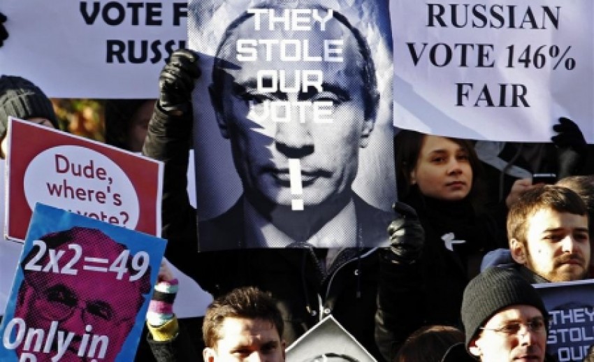Manifestanţii au purtat panglici albe, devenite simbol al protestele împotriva lui Putin, care s-a întors la Kremlin pentru cel de-al treilea mandat.