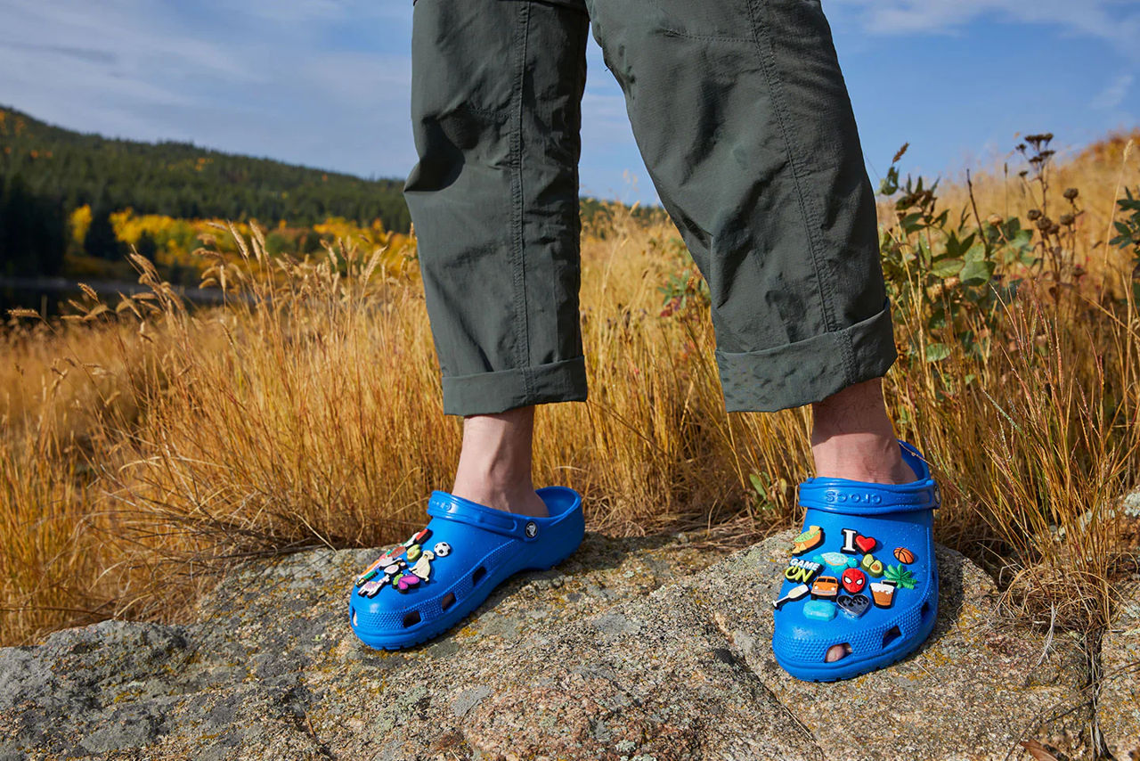 Из-за пошлин Трампа компания Crocs за один день потеряла в цене почти 30%.