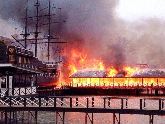 По данным ресурса, в ликвидации пожара принимает участие пожарный катер. Фото:ГУ МЧС России по Ростовской области.