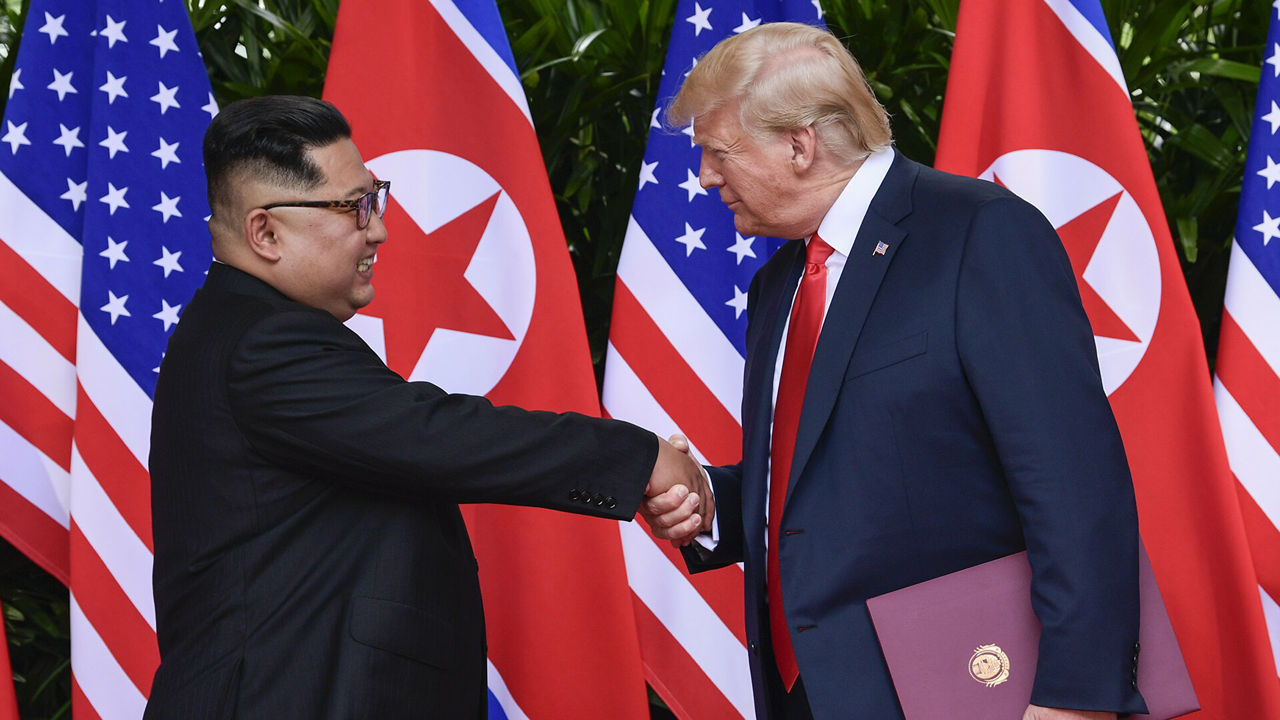 Из имения Трампа изъяли "любовные" письма Ким Чен Ына.