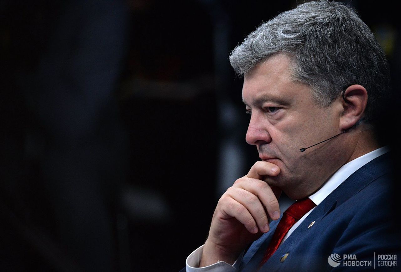 Следователи допрашивают Порошенко по делу о Евромайдане.
