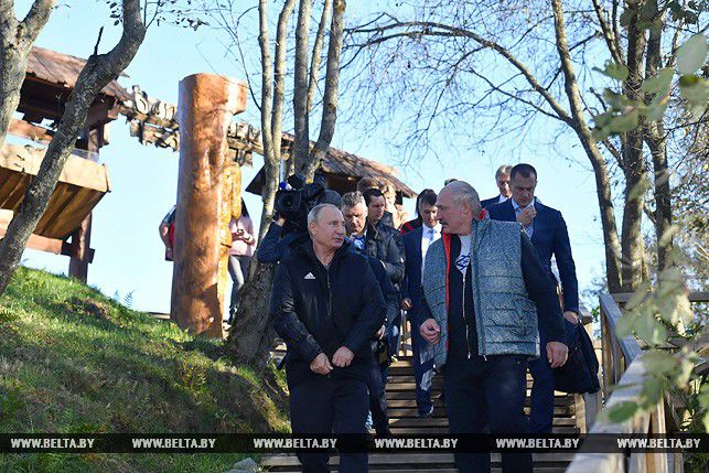 Лукашенко за рулем 50-летнего ГАЗ-69 провел экскурсию для Путина на своей малой родине.