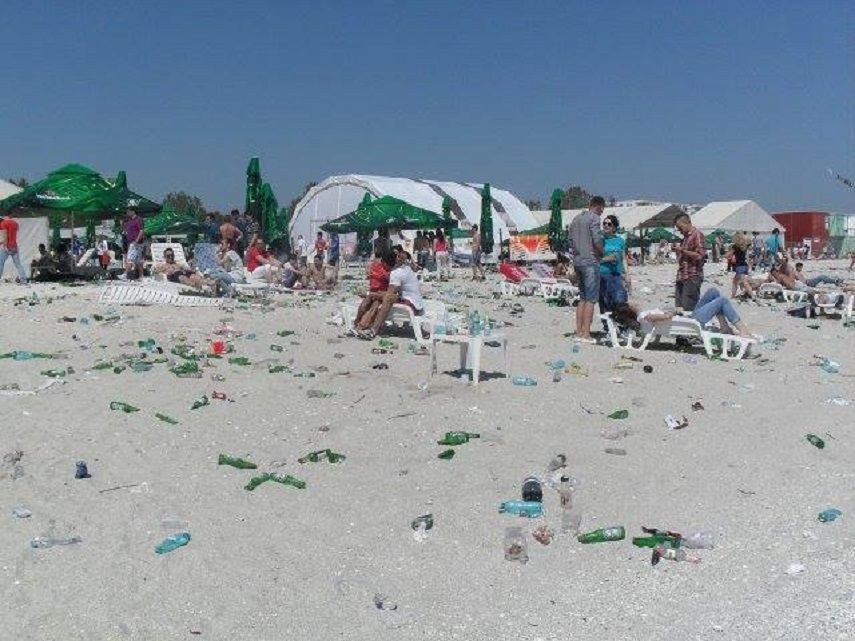 Imagini ruşinoase în România: Plajă sufocată de gunoaie. Foto: Ziua de Constanţa