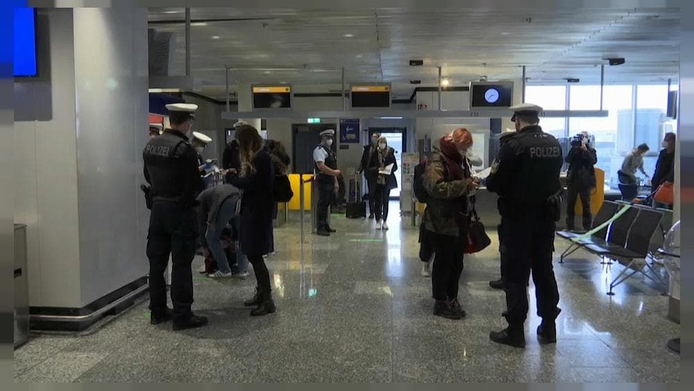 Новые штаммы коронавируса закрывают границы в Европе.