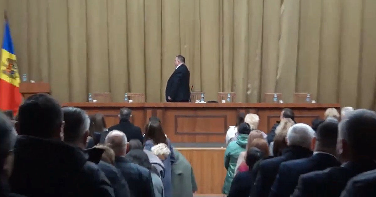 На собрании судей не смогли исполнить гимн страны: Произнесем в мыслях.