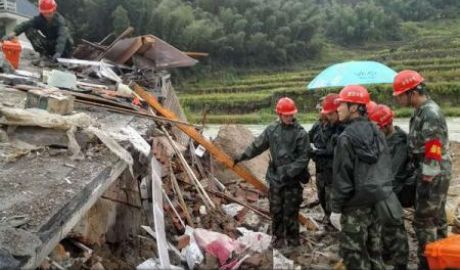 Cel puțin 15 persoane au murit în urma unei alunecări de teren care s-a produs în sud-vestul Chinei. 