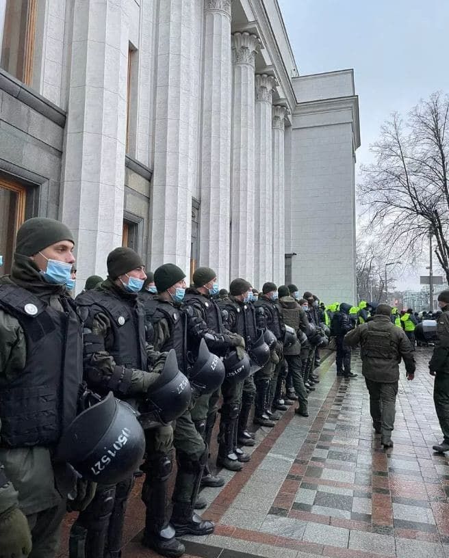 Среди участников много правоохранителей – они следят за общественным порядком.