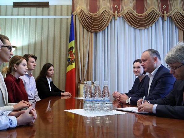 Şase masteranzi care îşi fac studiile în UE vor face stagiul de practică la Preşedinţie. 