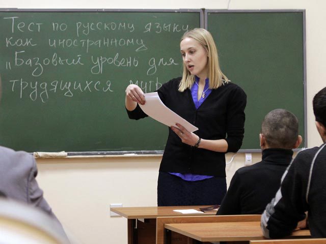 Самый резонансный законопроект об адаптации мигрантов, обязывающий их сдавать экзамен по русскому языку, Совет Федерации отклонил. Фото: РИА Новости