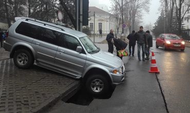 В центре Кишинева под автомобилем провалился асфальт.