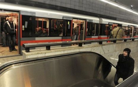 Pe lângă citit şi studiat, navetiştii plictisiţi vor avea şi ocazia de a-şi găsi perechea în «Trenul Iubirii» din Praga.