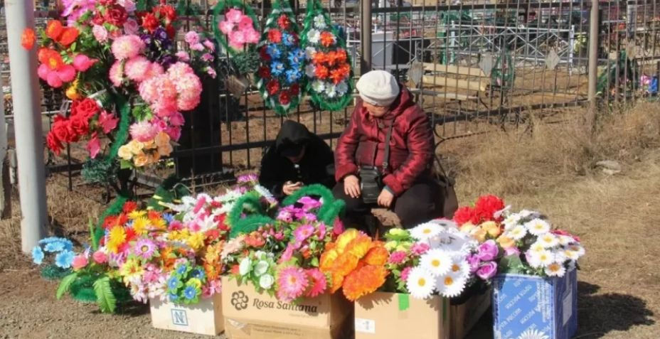 Граждан призывают не приносить пластиковые цветы и венки на могилы.
