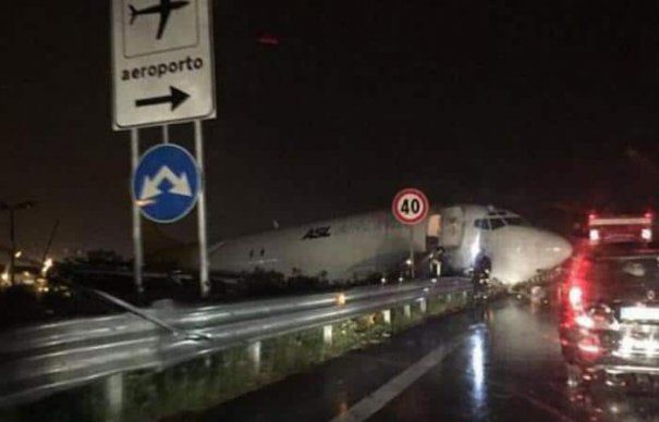 Un avion a aterizat de urgență pe autostradă. Foto: Digi24