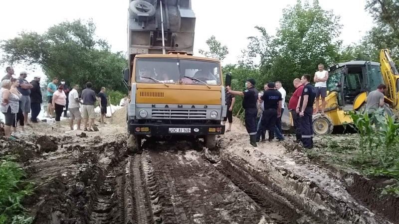 Для укрепления дамбы было использовано 700 мешков песка.