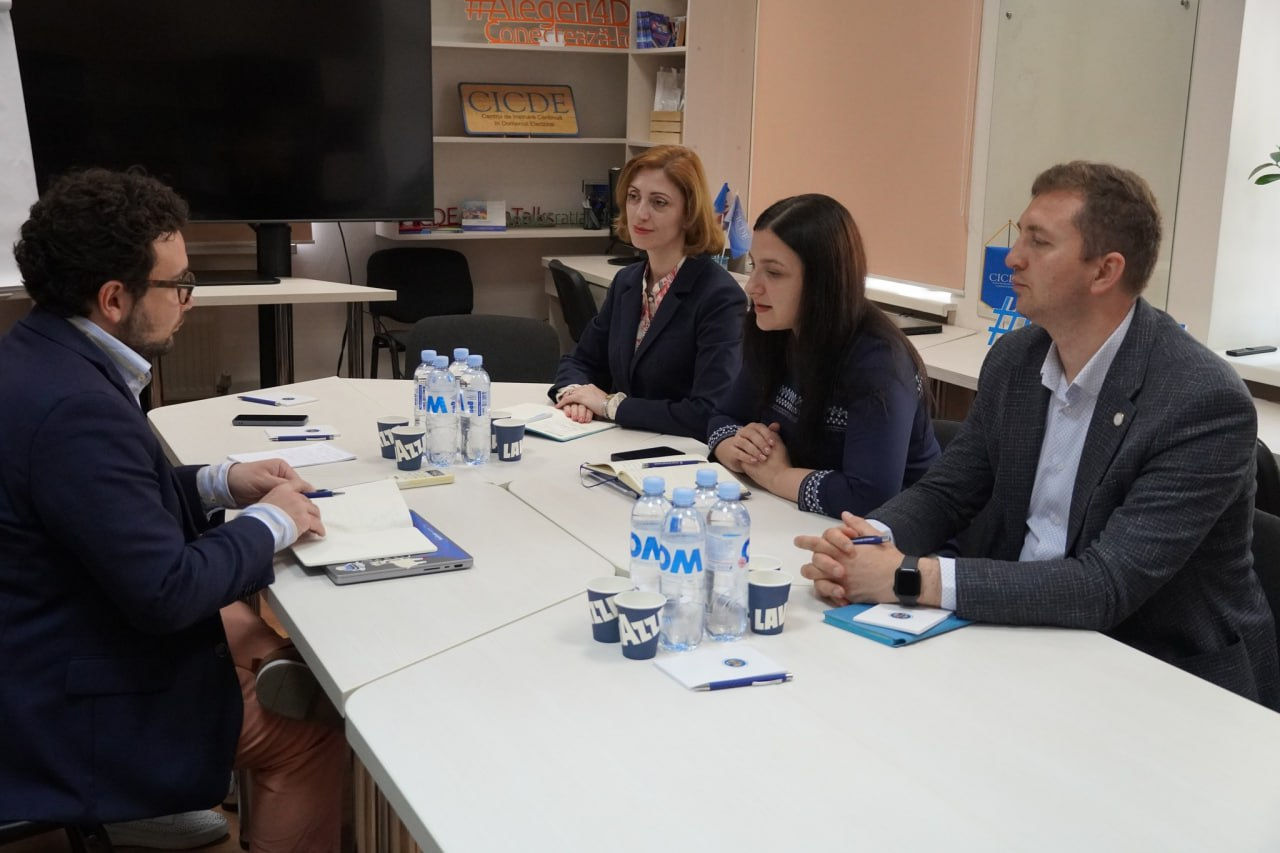 Eforturi pentru combaterea dezinformării electorale: Funcționarii din CEC au vorbit cu reprezentanți ai META și Google.