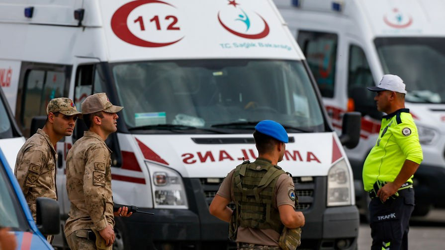 В Турции тушивший пожары вертолет врезался в плотину.