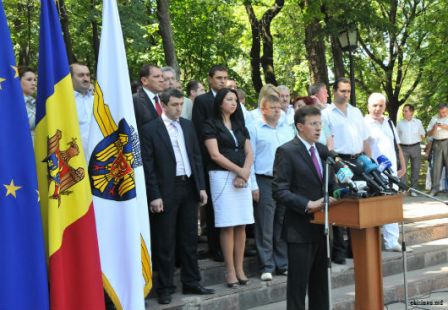 În mod tradițional, edilul capitalei alege să prezinte raportul de activitate în fața cetățenilor, în Scuarul Europei din Grădina Publică "Ştefan cel Mare şi Sfânt". 