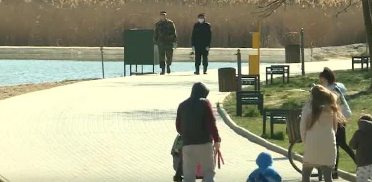 Жители столицы продолжают гулять компаниями.