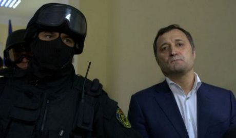 Liberal-democraţii care şi-au pus semnăturile pentru înaintarea oligarhului Vladimir Plahotniuc la funcţia de premier primiseră indicaţii de la fostul lor şef de partid, Vladimir Filat.