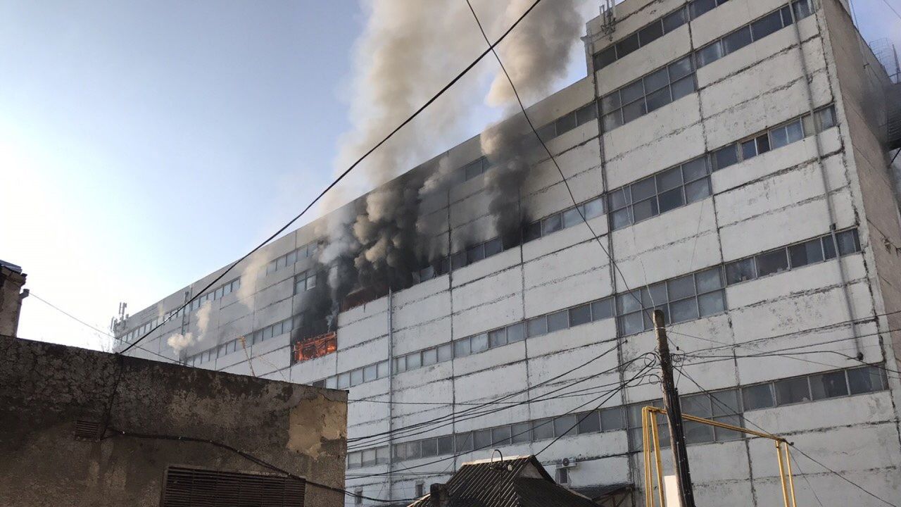 Incendiul de la Ciocana: Etajele superioare riscă să se prăbuşească. Foto: dse.md